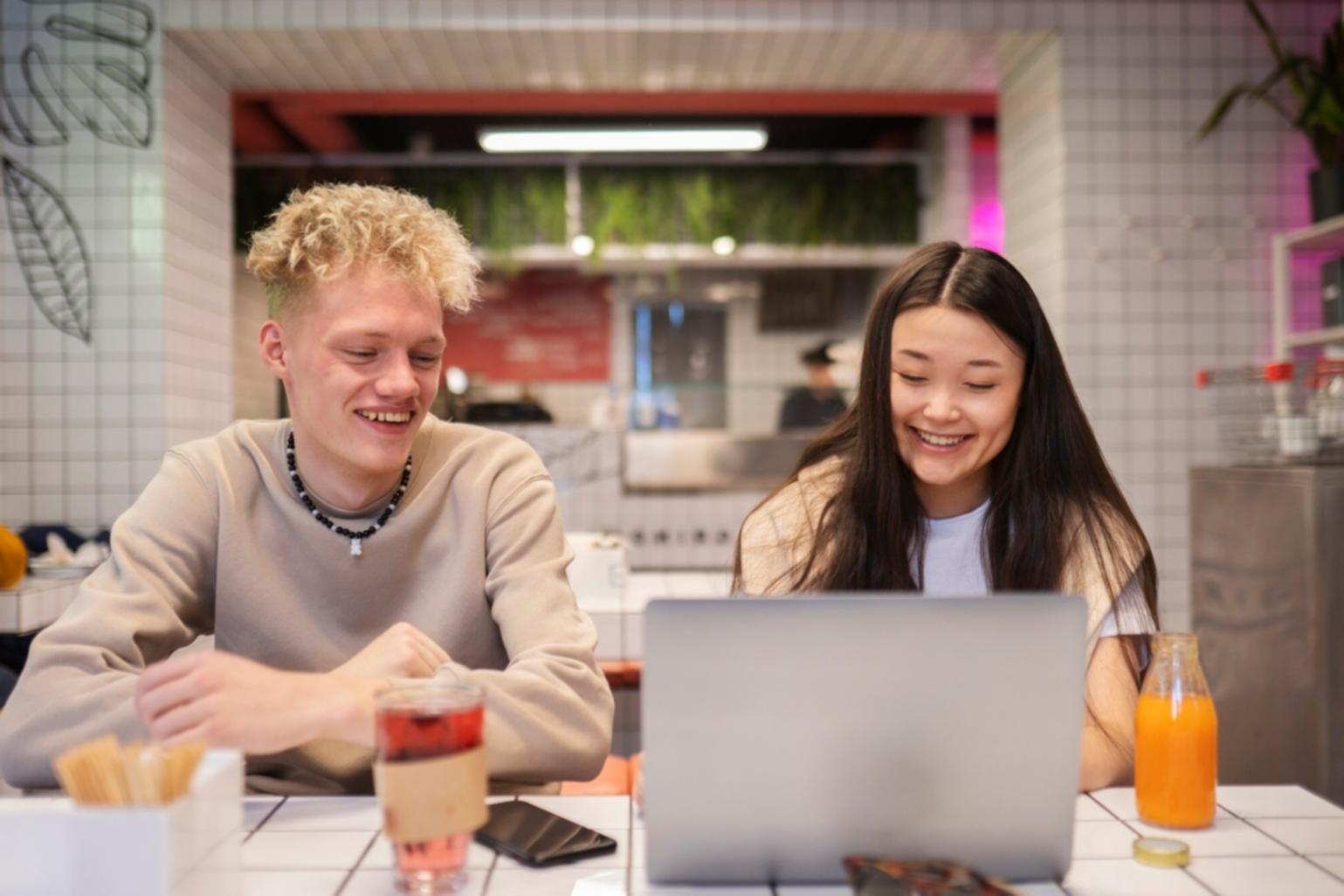 Estudante utilizando tecnologia avançada para aprendizagem financeira